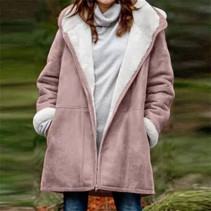 Veste à capuche mi-longue pour femme avec doublure polaire blanche en vieux rose chic.