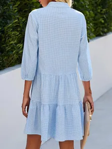Vue arrière d'une robe chemise à carreaux vichy bleu clair et blanc avec col montant.