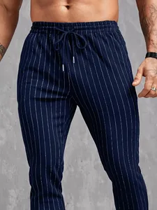 Gros plan d'un pantalon slim rayé bleu pour homme avec taille à cordon et poches