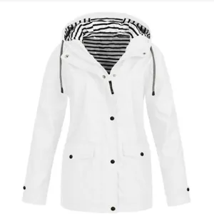 Vue de face d'une veste à capuche imperméable blanche avec doublure rayée