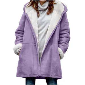 Vue détaillée d'un manteau à capuche violet doublé de polaire avec intérieur blanc doux.