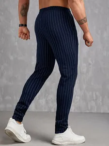 Vue latérale détaillée du pantalon rayé bleu marine pour homme avec taille élastique