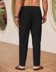 Rückansicht einer atmungsaktiven schwarzen Herren-Freizeithose mit Kordelzug