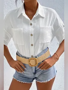 Detailansicht einer weißen Baumwoll-Leinen-Hemdbluse mit Taschen an einem Modell.