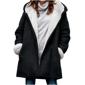 Vue détaillée d'un manteau à capuche mi-long pour femme avec doublure en polaire blanche