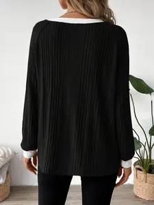 Vista trasera de una camiseta negra de manga larga para mujer con cuello en contraste