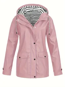 Détail de la veste imperméable rose avec doublure de capuche à rayures