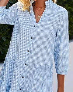 Détail du motif vichy bleu et blanc sur une robe chemise à col montant élégante