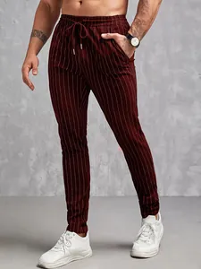 Gros plan sur un pantalon slim bordeaux à rayures verticales pour homme avec cordon