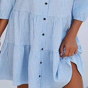 Vue détaillée de la robe chemise à carreaux vichy bleu et blanc avec boutons foncés
