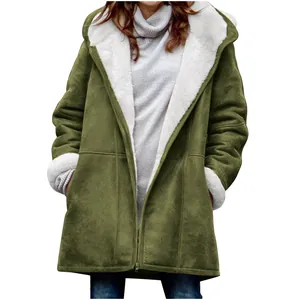 Détail de la veste à capuche vert olive pour femme avec doublure douce en polaire Sherpa