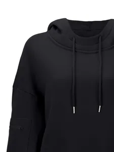Detalle de sudadera negra oversize con capucha con cordón y bolsillo con cremallera en la manga.