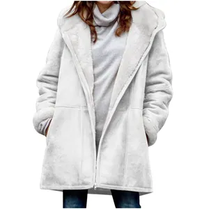 Vue détaillée d'un manteau à capuche doublé de polaire blanc cassé doux pour femme