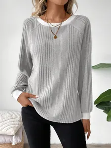 Camiseta gris de manga larga acanalada con cuello redondo y puños blancos en contraste