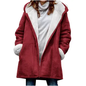 Détail de la veste à capuche bordeaux pour femme avec doublure en polaire blanche