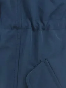 Vue détaillée d'un tissu de trench imperméable bleu marine avec cordon de serrage