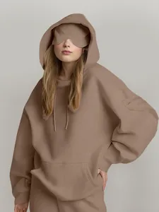 Sudadera con capucha oversize topo para mujer con antifaz a juego y bolsillo en la manga.