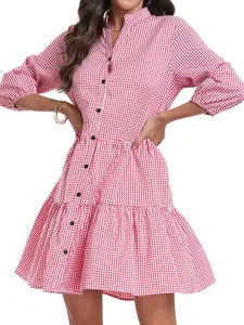 Gros plan d'une robe chemise vichy rouge et blanc avec col officier et boutons
