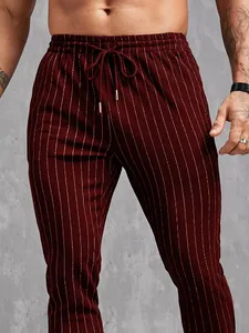 Gros plan d'un pantalon décontracté rayé bordeaux pour homme avec cordon de serrage réglable