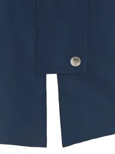 Détail du bouton pression et de la fente arrière d'un trench imperméable bleu marine