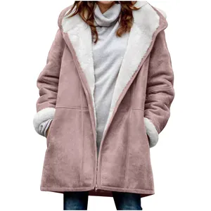 Manteau à capuche rose poudré mi-long avec doublure en polaire blanche chaude et fermeture éclair.