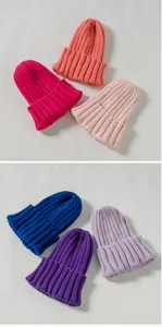 Berretti colorati lavorati a maglia per bambini in varie tonalità di rosa, blu e viola