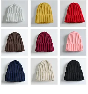 Collezione di berretti in maglia a coste per bambini in 9 colori solidi per l'inverno.