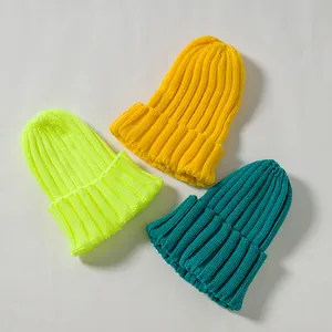 Set di tre berretti in maglia a coste in tinta unita per bambini giallo verde e ottanio