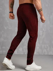 Détail d'un pantalon ajusté pour homme bordeaux avec fines rayures blanches verticales