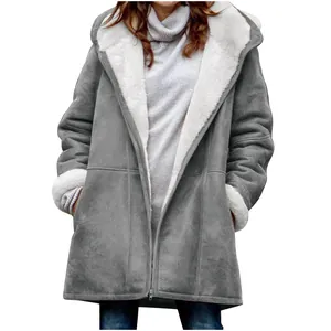 Détail de la veste d'hiver grise pour femme avec doublure en peluche blanche