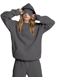 Detalle de la sudadera con capucha gris oversize para mujer con antifaz integrado