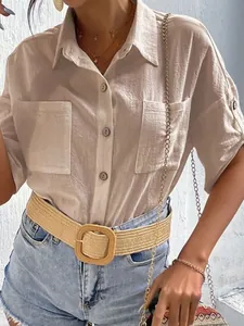 Detailansicht lässiges beige Damenhemd aus Baumwollleinen mit Taschen und Knöpfen