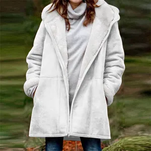 Détail d'un manteau d'hiver blanc chaud pour femme avec doublure pelucheuse et capuche