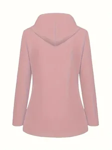 Vue arrière d'une veste de montagne imperméable à capuche rose poudré pour femmes
