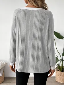 Detalle de espalda de camiseta gris de canalé con bordes blancos decorativos
