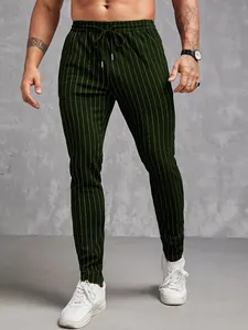 Pantalon décontracté ajusté pour homme vert foncé à rayures fines sur modèle