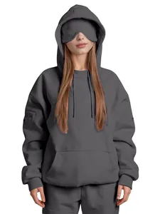 Detalle de sudadera gris oversize para mujer con máscara de sueño integrada.