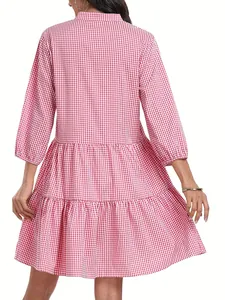 Vue arrière détaillée d'une robe chemise à carreaux rouge et blanc avec col montant à volants