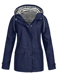 Imperméable à capuche bleu foncé pour femme avec une doublure rayée classique et chic