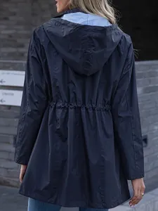 Vue arrière d'un coupe-vent bleu marine à capuche pour femme avec taille réglable.