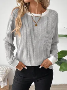 Detalle de una camiseta casual gris de manga larga y cuello redondo para mujer moderna