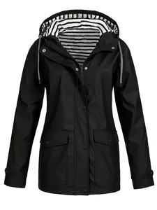 Coupe-vent imperméable pour femme avec capuche à doublure rayée pour la randonnée.