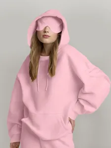 Detalle de sudadera rosa extragrande con capucha y antifaz integrado único