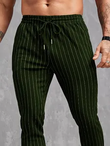 Vue détaillée du pantalon décontracté vert foncé à rayures verticales pour hommes