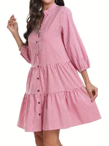 Vue détaillée de la robe chemise à carreaux vichy rouge et blanc avec col montant élégant