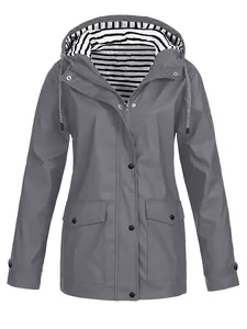 Vue de face de la veste à capuche imperméable grise pour femme à doublure rayée
