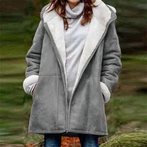 Détail d'un manteau à capuche gris mi-long avec doublure en polaire crème chaude