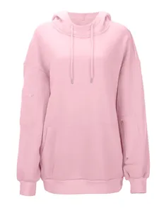 Detalle de sudadera rosa extragrande para mujer con bolsillos de cremallera y cordón