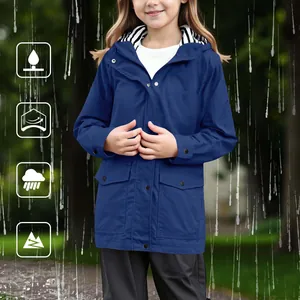 Dettaglio di una giacca antipioggia blu navy con cappuccio per bambina in ambiente piovoso