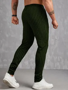 Vue arrière d'un pantalon slim pour homme vert foncé à fines rayures décontracté